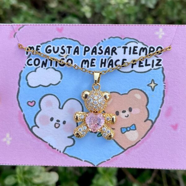 collar de osito con corazón rosa