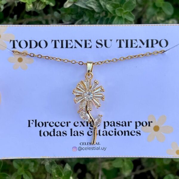 collar de flor antiestrés dorado