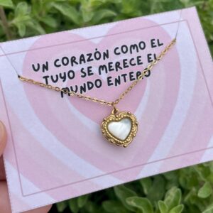 collar de acero quirúrgico con corazón nácar en un marco