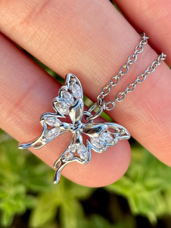 Collar de Acero con dije de Mariposa con Cristales (2 modelos) - Imagen 3