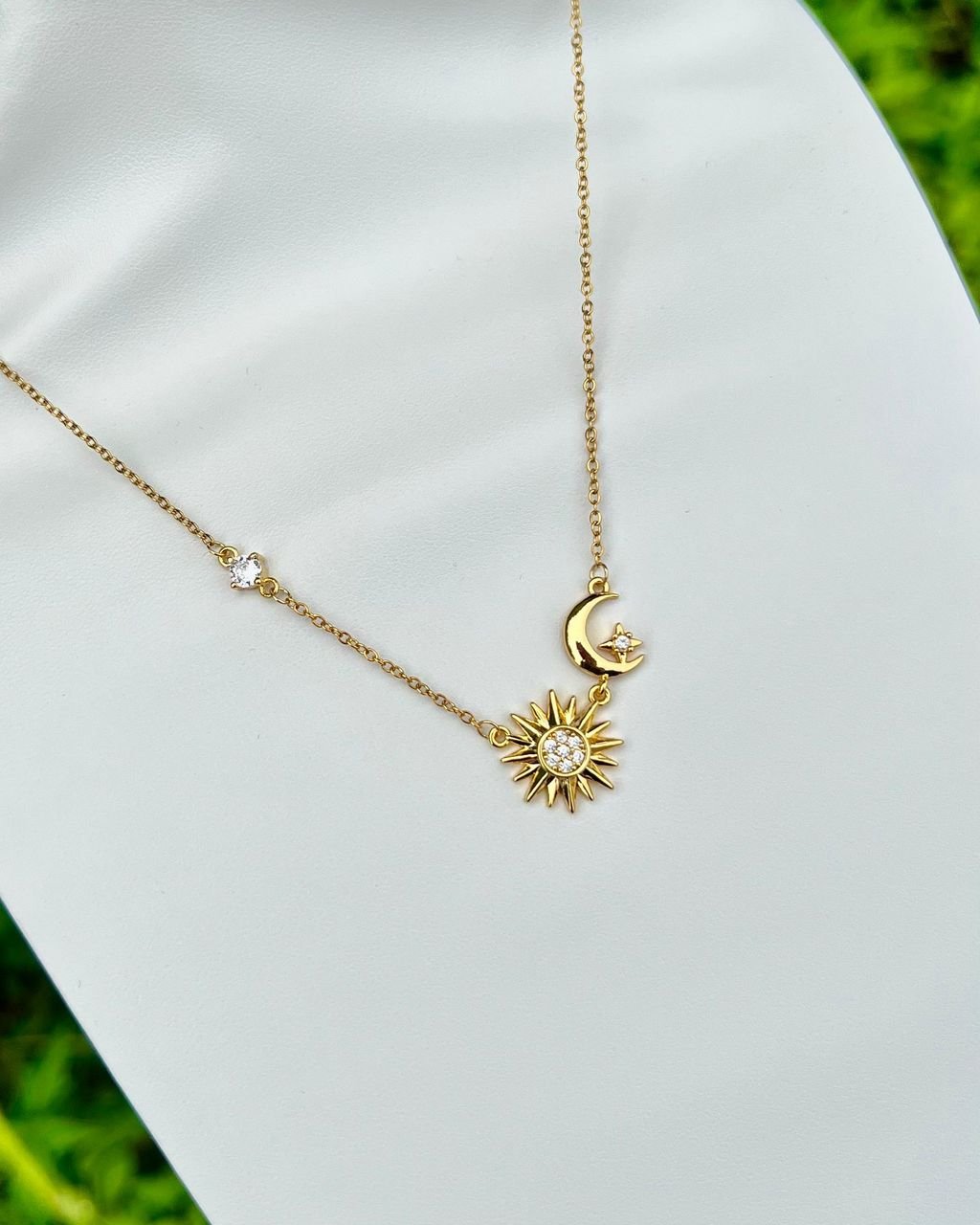 Collar de Acero con dije de Sol, Luna y estrella con cristal Chapado en Oro Real 18K - Imagen 2